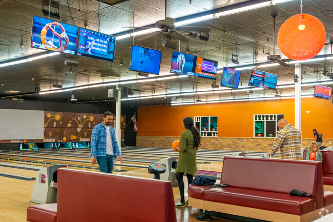Strikes and cheers light up the bowling alleys of Los Ranchitos.
