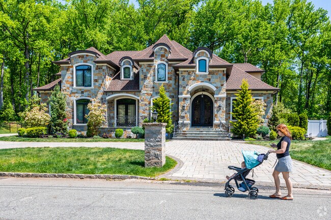 Colonia blends history with modernity, featuring newer millennium mansions alongside classic homes.