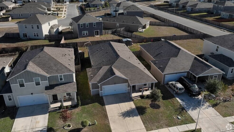 1437 Amy Dr, Kyle, TX 78640 - photo 2