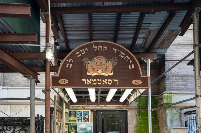 At Bnos Yaakov students gain a thorough, in-depth knowledge and appreciation of Limudei Kodesh.