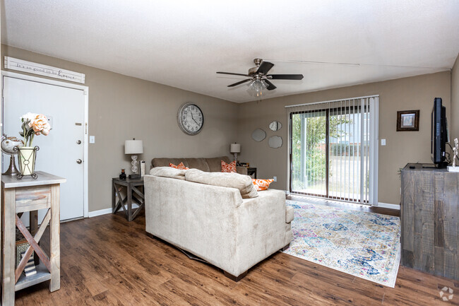2BR, 1.5BA - 929 SF