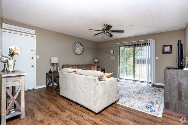 2BR, 1.5BA - 929 SF