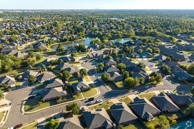 The beautiful homes of the Homestead-Edmond neighborhood around Bradford Way.