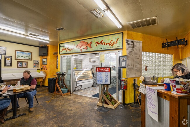 Bozo’s Market & Grill serves daily meals with fresh seafood in Pascagoula.