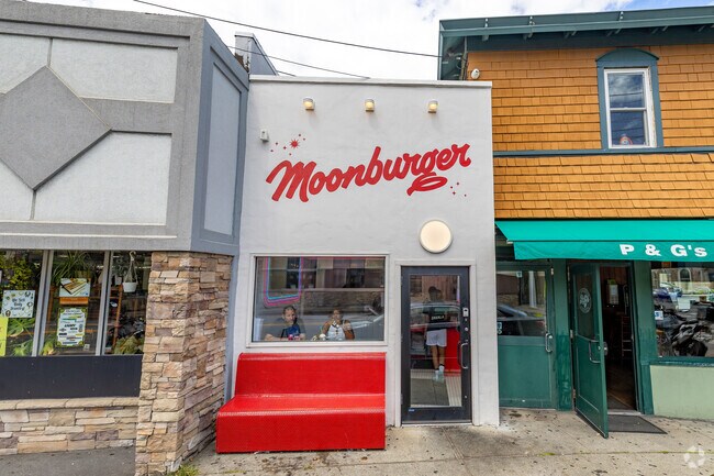 Moonburger adds quick eats to Main Street’s casual dining mix.