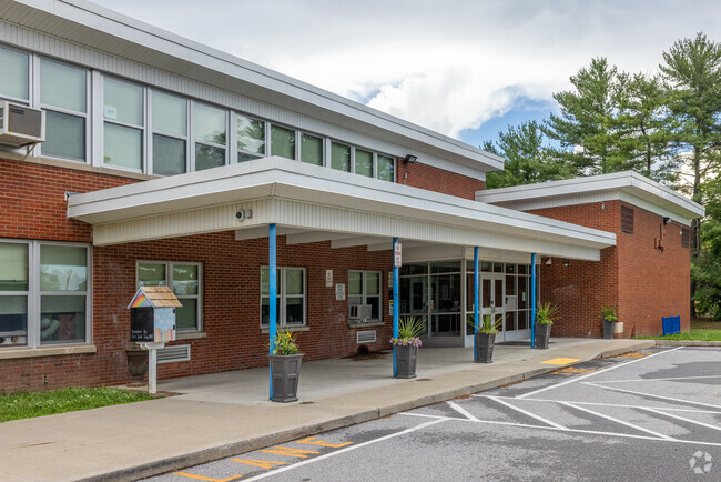 James S. Evans Elementary School has a student-teacher ratio of 15 to 1.