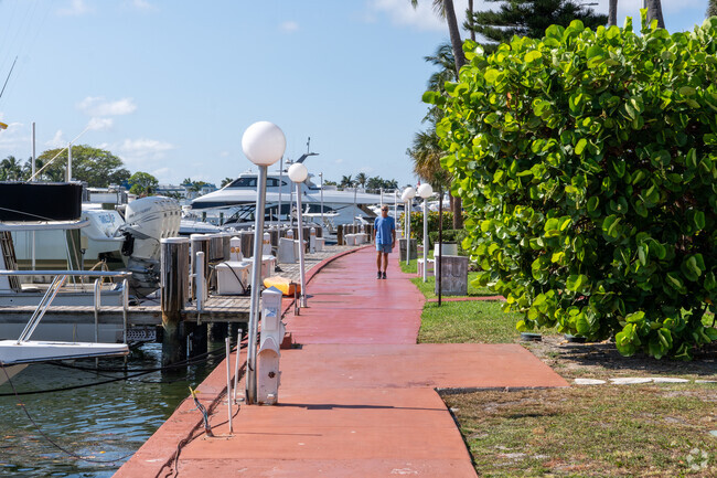 Oceanfront has boat slips available via the Intracoastal.