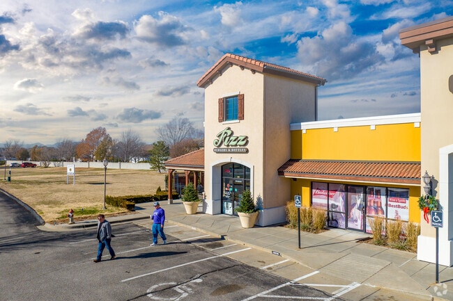 Grab a bite to eat at Fizz, a popular burger joint by Sawmill Creek.