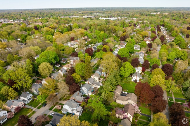 Cobbs Hill is about four miles from Rochester Downtown, giving it a suburban feel with city living just a bike ride away.