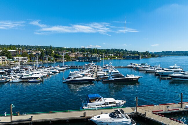 Dock your boat at the Kirkland City Dock in Norkirk.