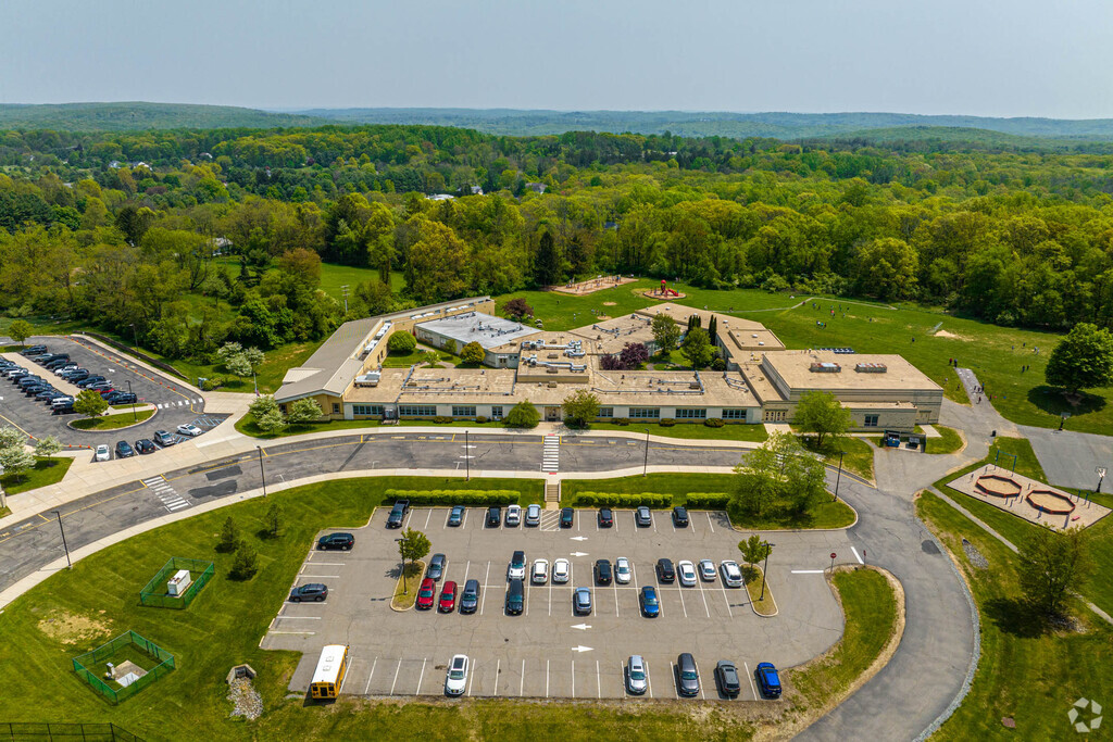 Aerial view of Bragg School in Chester