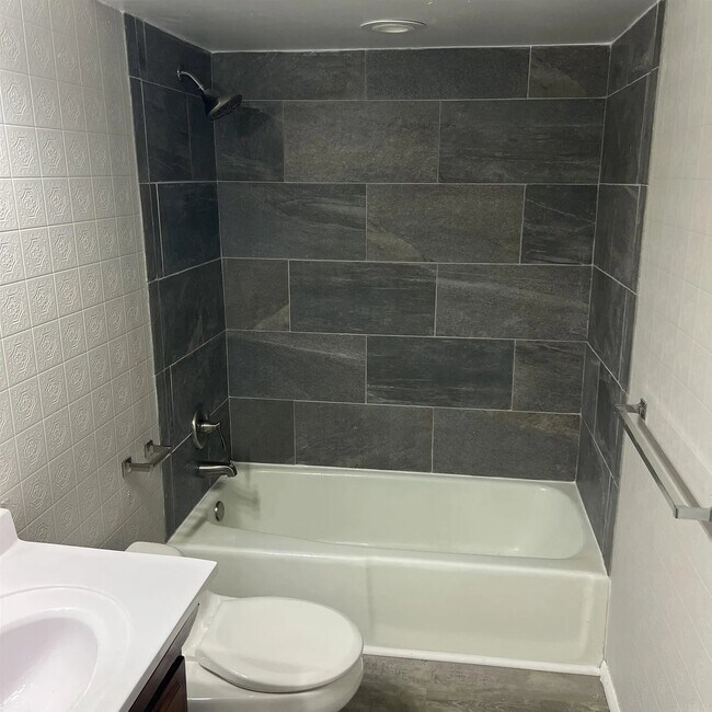 1525 N Adams St, South Bend, IN 46628 - photo 4