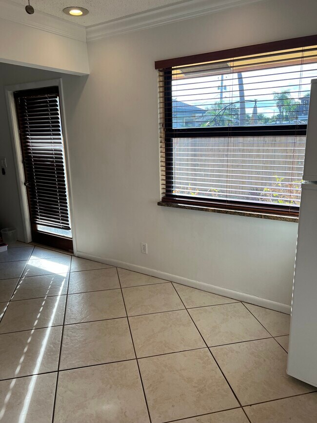 119 Lakeview Ave unit 2, Lantana, FL 33462 - photo 4