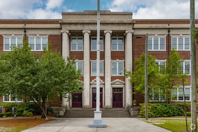 Savannah Arts Academy offers performing and visual arts programs near Eastside.