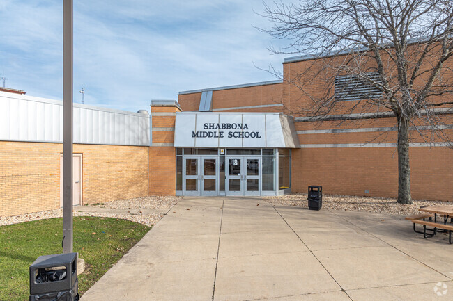 Shabbona Middle School serves 357 students in grades 6-8 in Morris, IL.