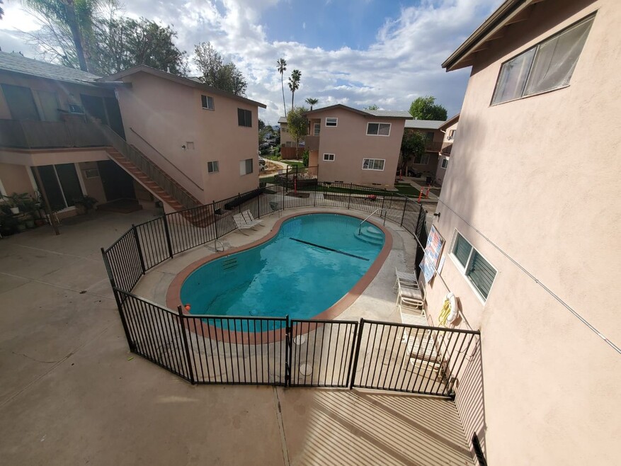 19405 Haynes St unit 4, Reseda, CA 91335 - photo 1