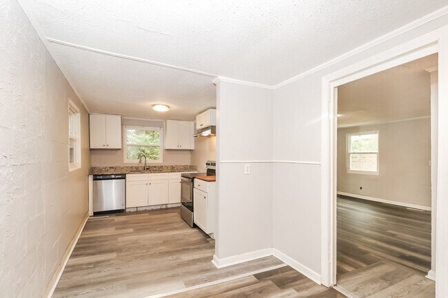 324 Adams Ave, Batesburg, SC 29006 - photo 6