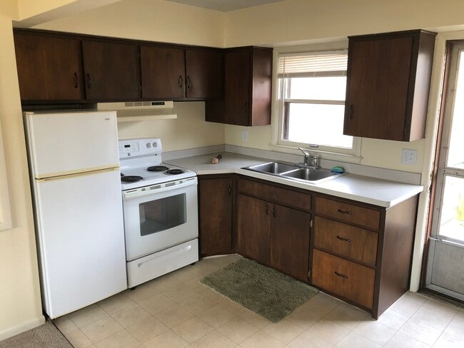 1879 E G Ave unit 1879 E G, Kalamazoo, MI 49004 - photo 3