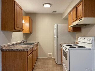 855 E Summit St, Milford, MI 48381