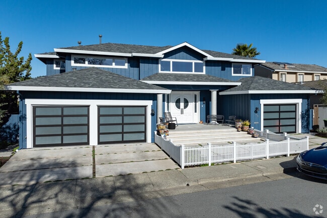 Riviera Circle offers many custom mid-century modern homes to choose from.