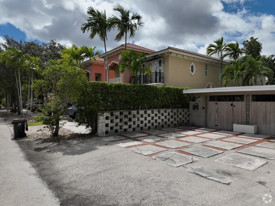 1121 NE 14th Ave, Fort Lauderdale, FL 33304 - photo 2