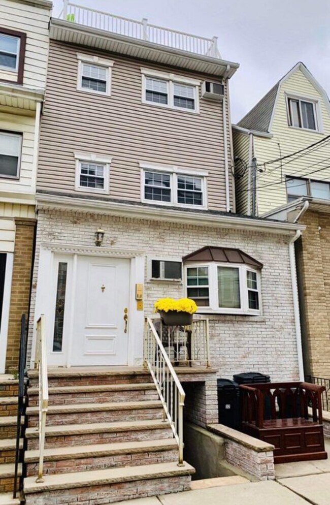 32 46th St, Weehawken, NJ 07086