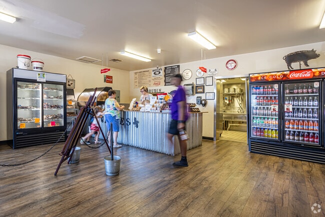 In Broadmoor/Sherwood Ronnie’s Boudin and Cracklins serves hot meals with a downhome feel.