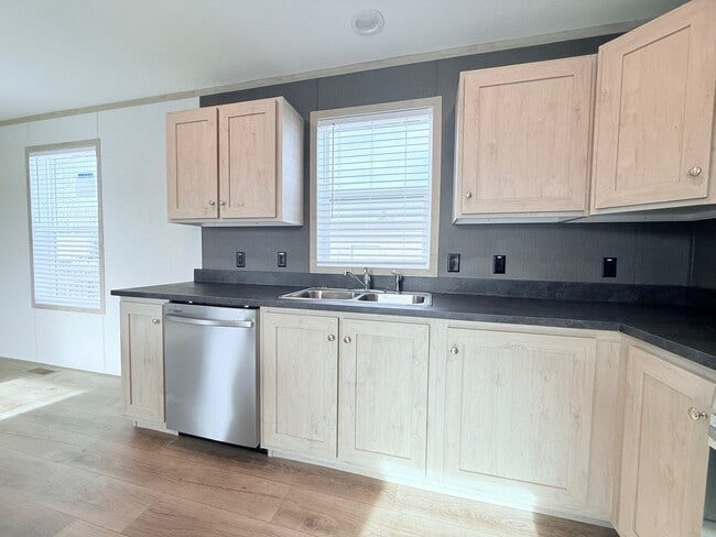 52758 S Yorktown Ct, New Baltimore, MI 48051 - photo 7