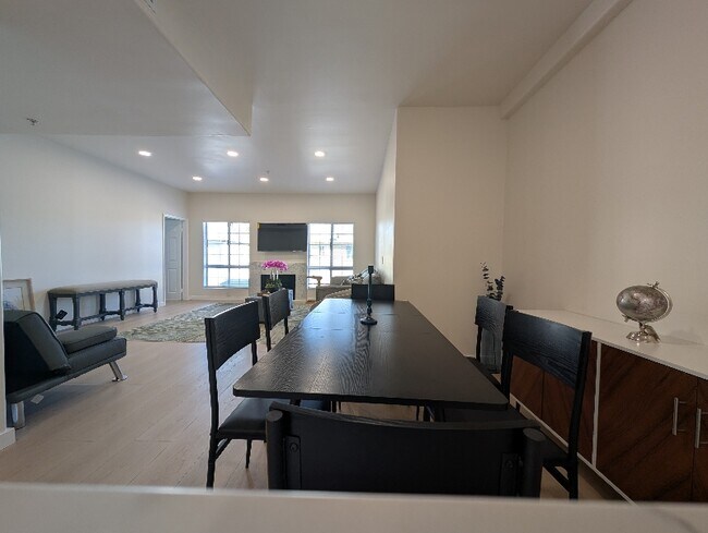 11035 Moorpark St, North Hollywood, CA 91602 - photo 2