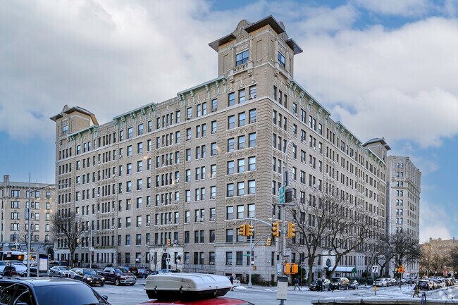 The Grinnell at 800 Riverside Dr is an 8-story co-op building in Washington Heights.