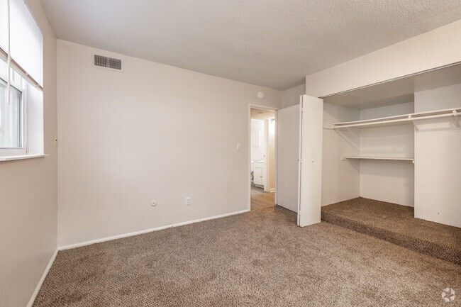 2BR, 1BA - 842 SF