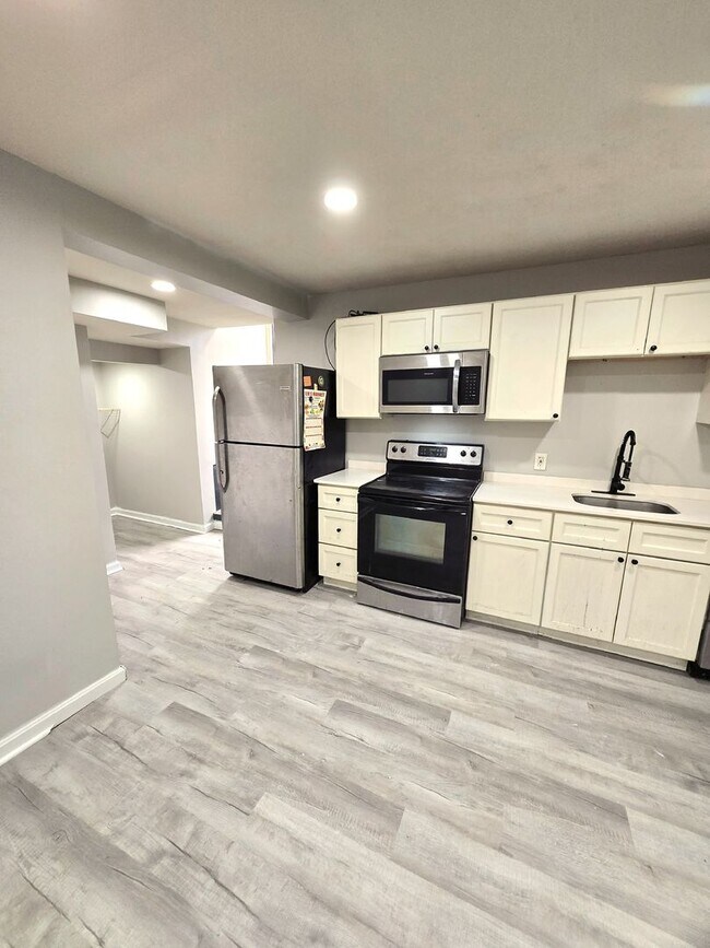 457 Admiral St unit 1, Providence, RI 02908 - photo 3