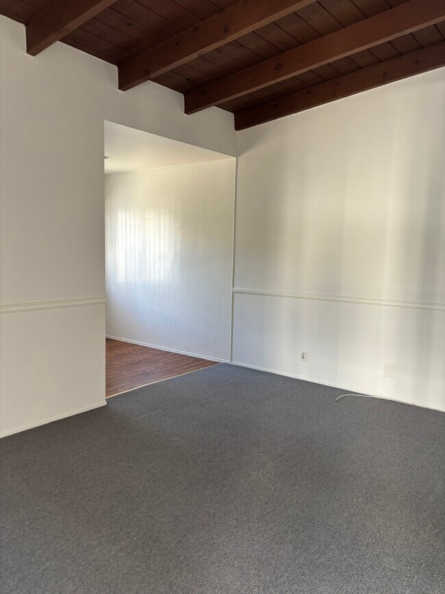 975 S Barrington Ave, Los Angeles, CA 90049 - photo 3