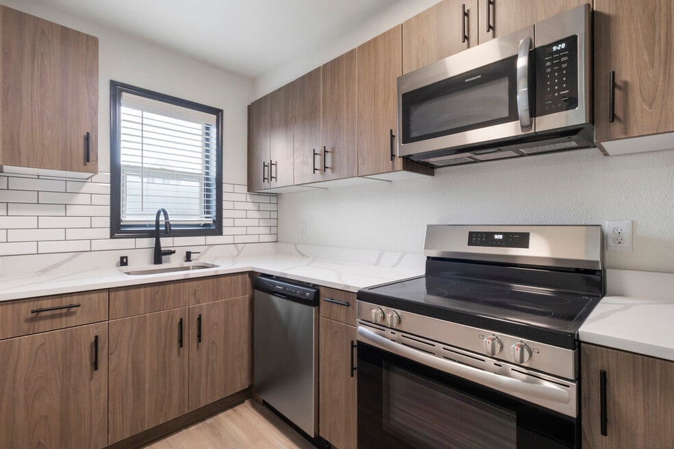 Kensington and Lauriston, Tacoma, WA 98402 - photo 1