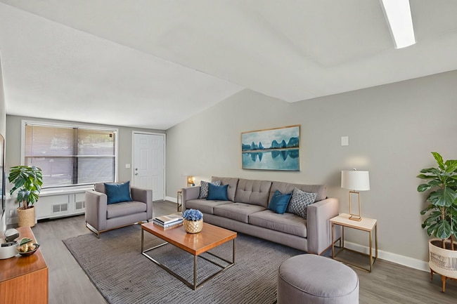 24-web-or-mls-IMG_7327 virtually staged.jpeg