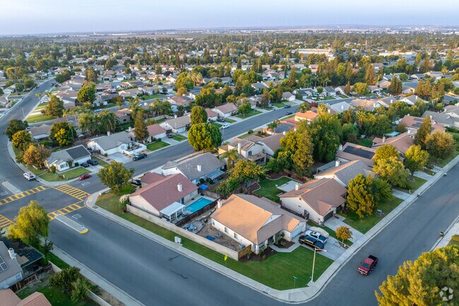 An aerial view of Riverlakes showcasing its homes.
