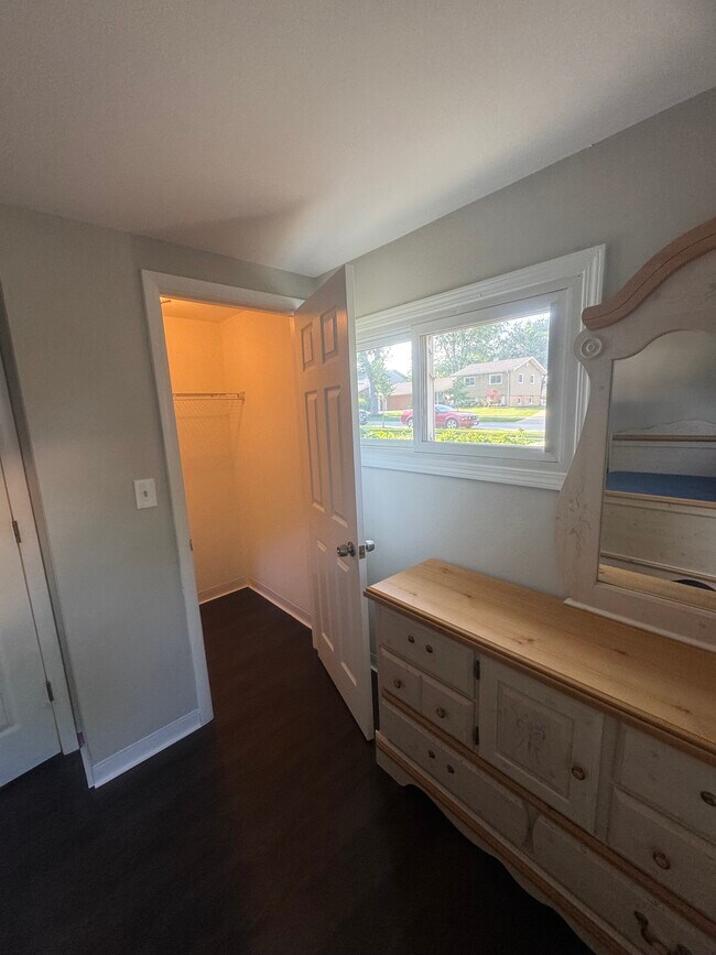 555 Baxter Ln unit Basement, Hoffman Estates, IL 60169 - photo 5