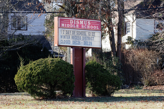 33% of students at J.E. Dismus Middle School in Englewood, NJ are proficient in English.