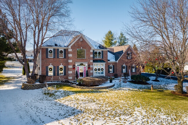 Large new traditional homes are well represented in some subdivisions of Oakwood Hills.