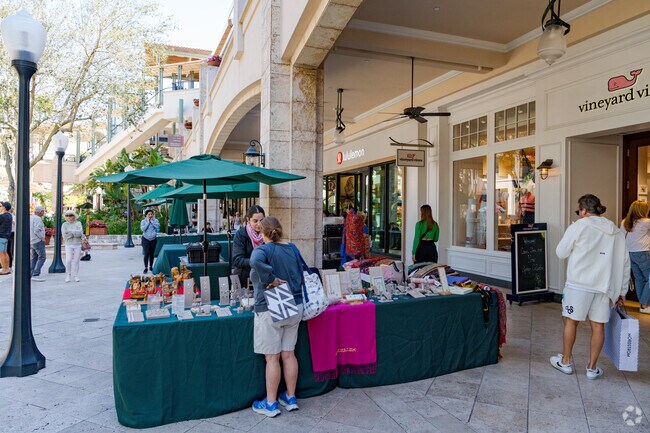 The Shops of Merrick Park hosts weekly Farmers markets Sundays from 11am to 6pm.