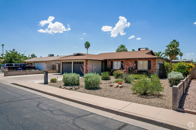A lot of homes in the Sun Tech neighborhood have nice gravel font yards.