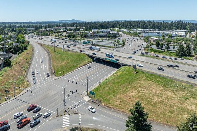 Boones Ferry Road leads to Interstate 5 and a quick 10 minute drive to downtown Portland.