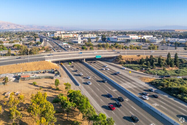 The 880 Highway is the most convenient way to get around the Kimber-Gomes area.