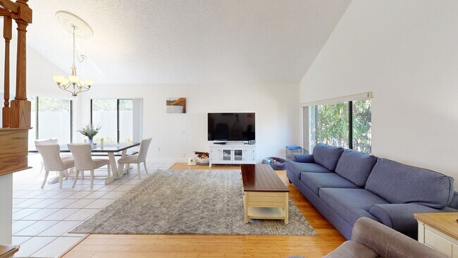 4132 Carriage Cir unit 12, Sarasota, FL 34241 - photo 2