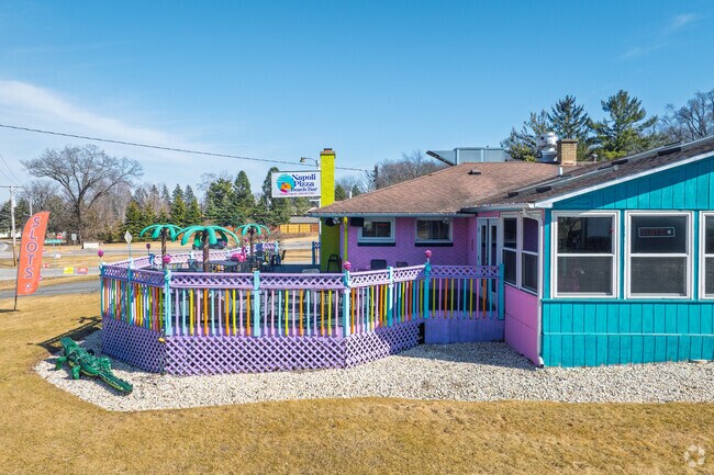 Napoli’s Pizza brings a coastal feel to the area with its vibrant multi-colored exterior.