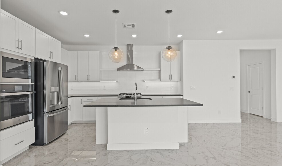 8036 W Griswold Rd, Peoria, AZ 85345 - photo 1