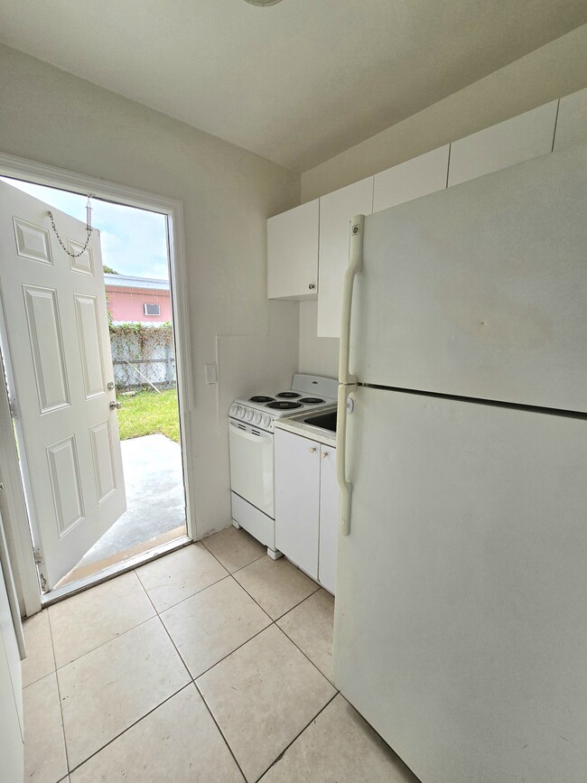 725 SW 7th Terrace Unit 2, Hallandale Beach, FL 33009