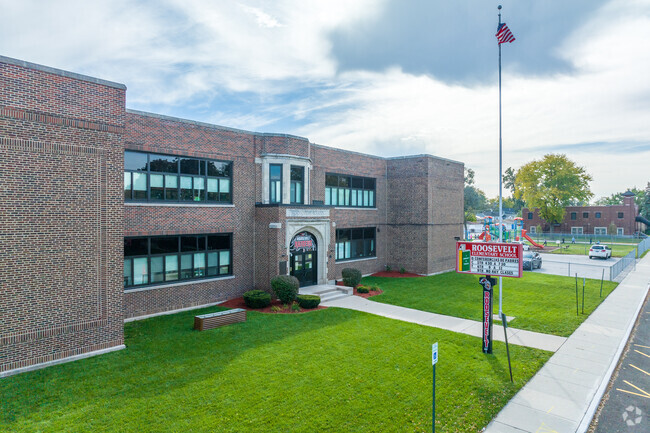 Roosevelt Elementary School has an overall grade of C from Niche.com.
