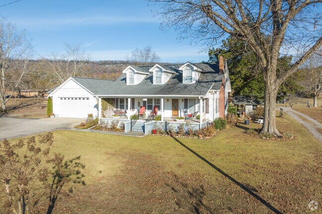 You can also find country homes along the road in Steele Alabama.