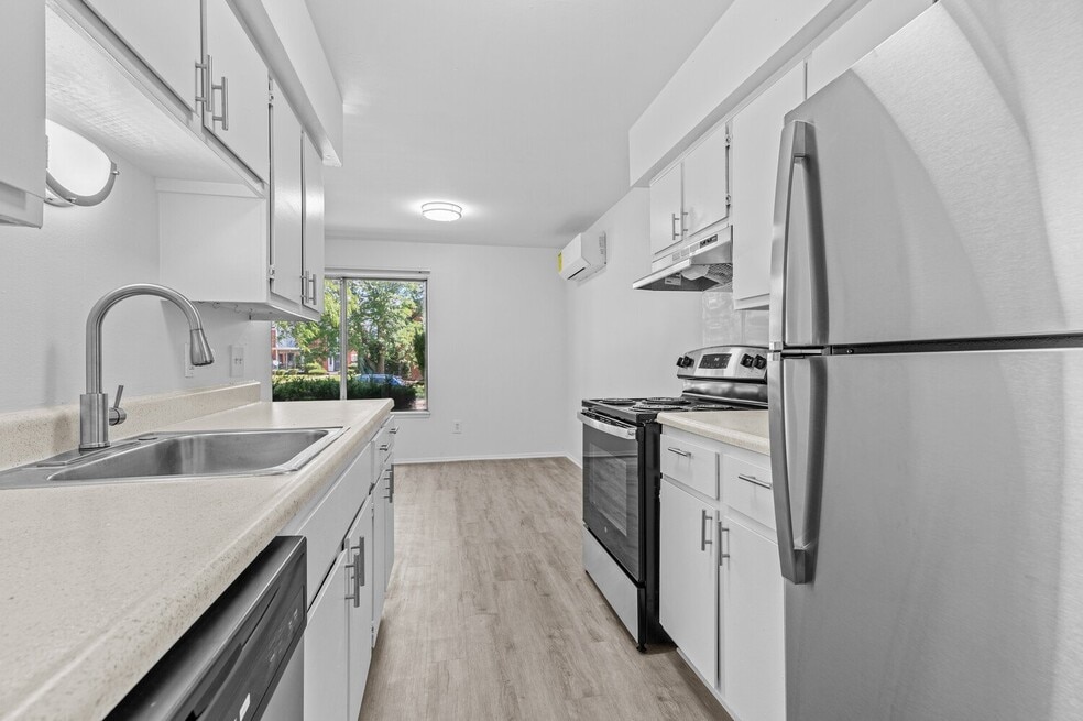 Carriage Park Apartments - Dearborn Heights, MI, Dearborn Heights, MI 48127 - photo 1